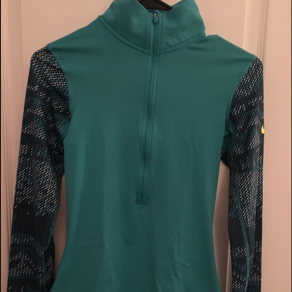 NWOT Nike XS Long Sleeve Activewear top